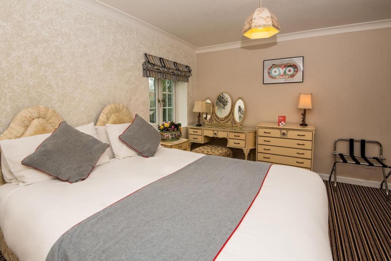 OYO Vale Lodge Windsor Extérieur photo