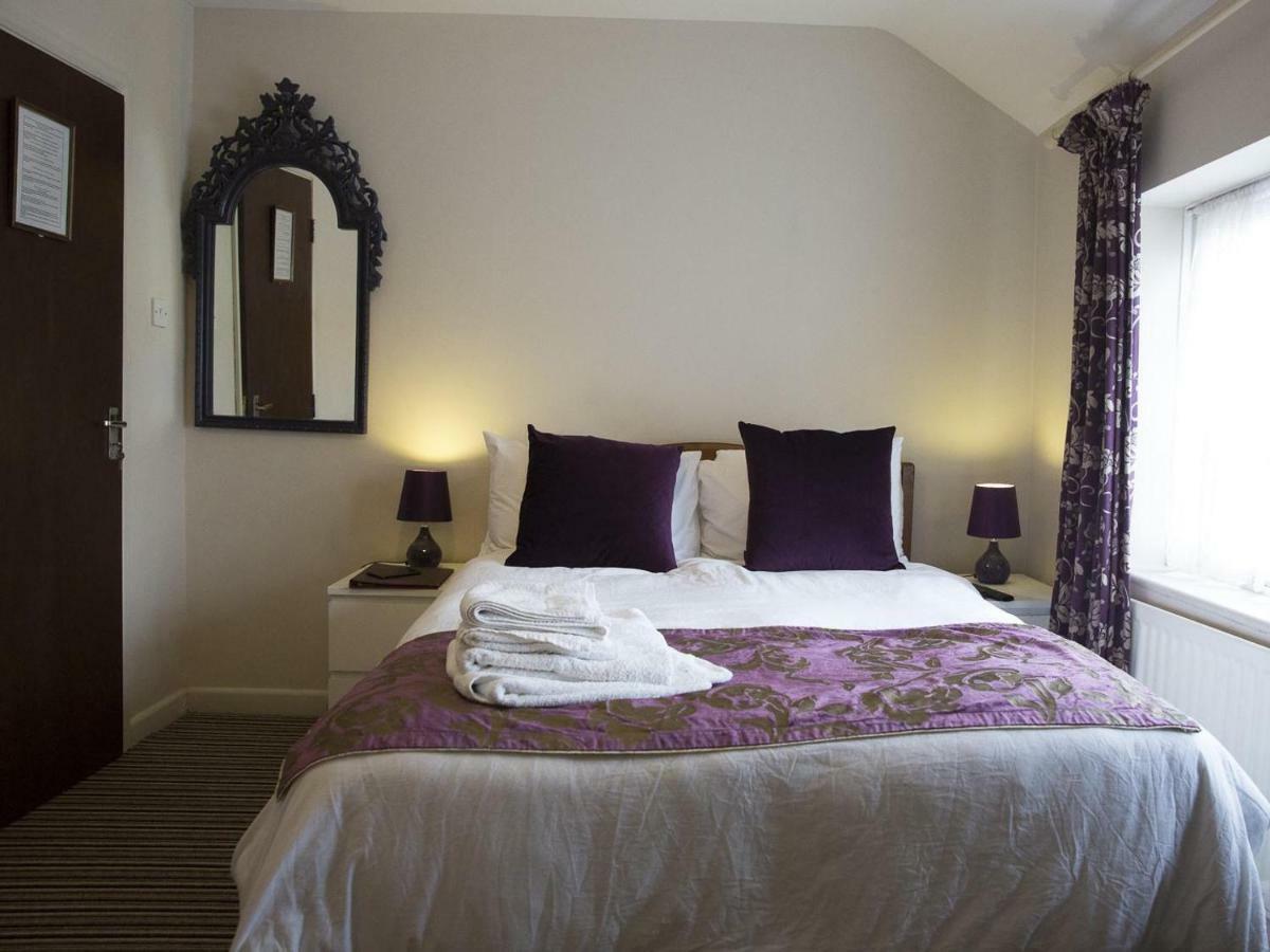 OYO Vale Lodge Windsor Extérieur photo