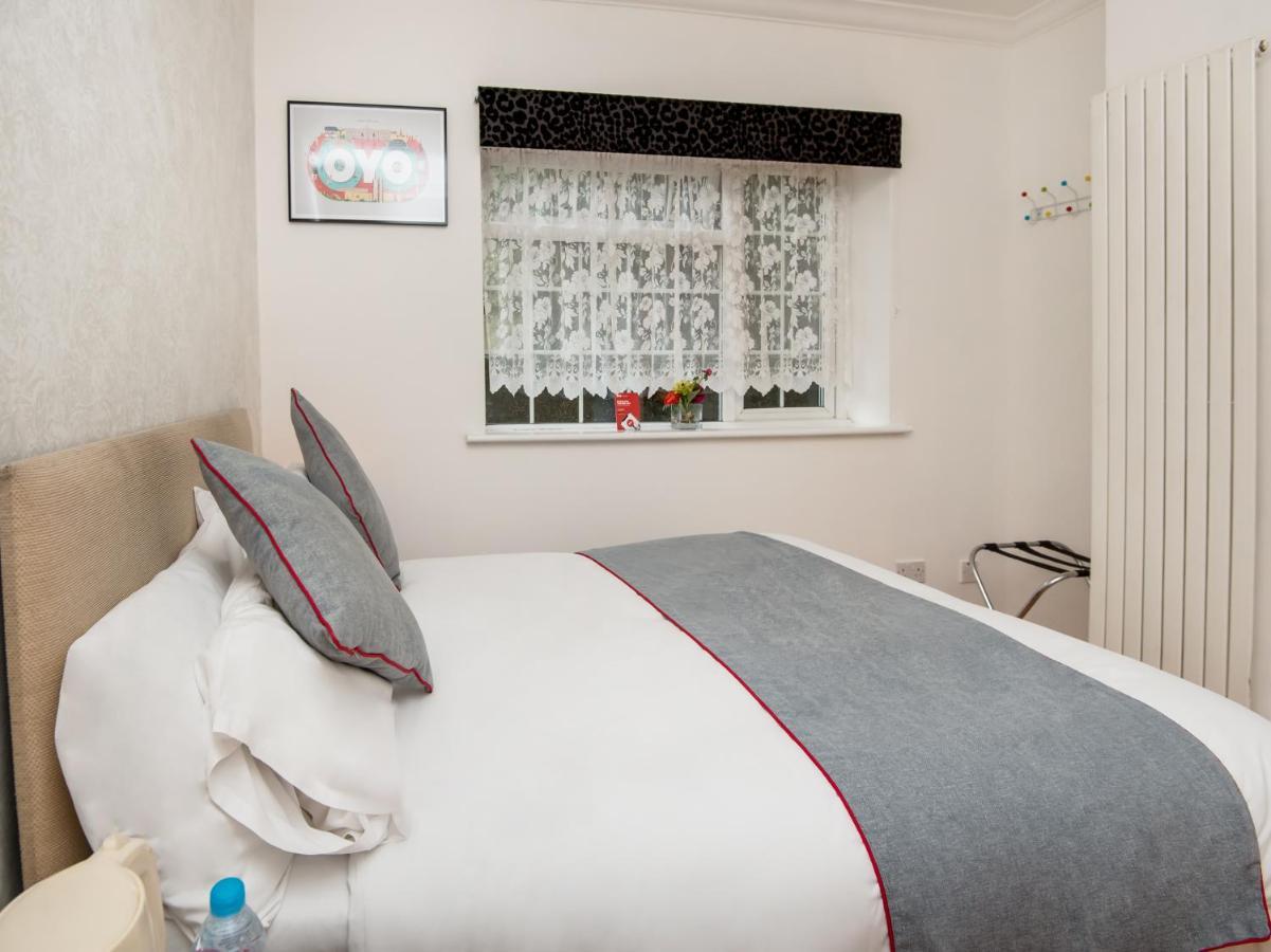 OYO Vale Lodge Windsor Extérieur photo