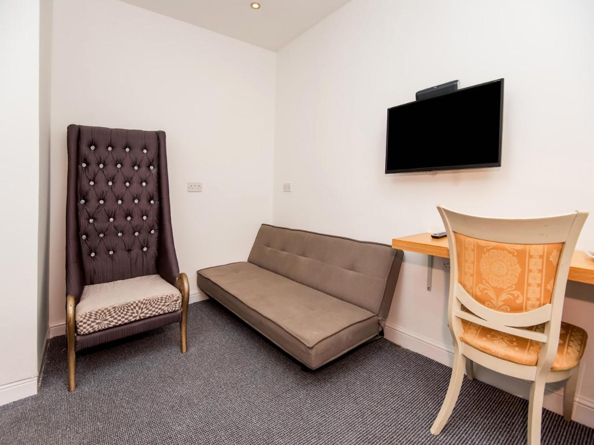 OYO Vale Lodge Windsor Extérieur photo