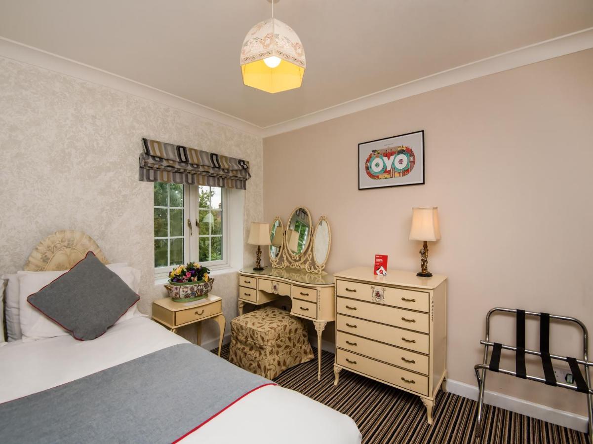 OYO Vale Lodge Windsor Extérieur photo