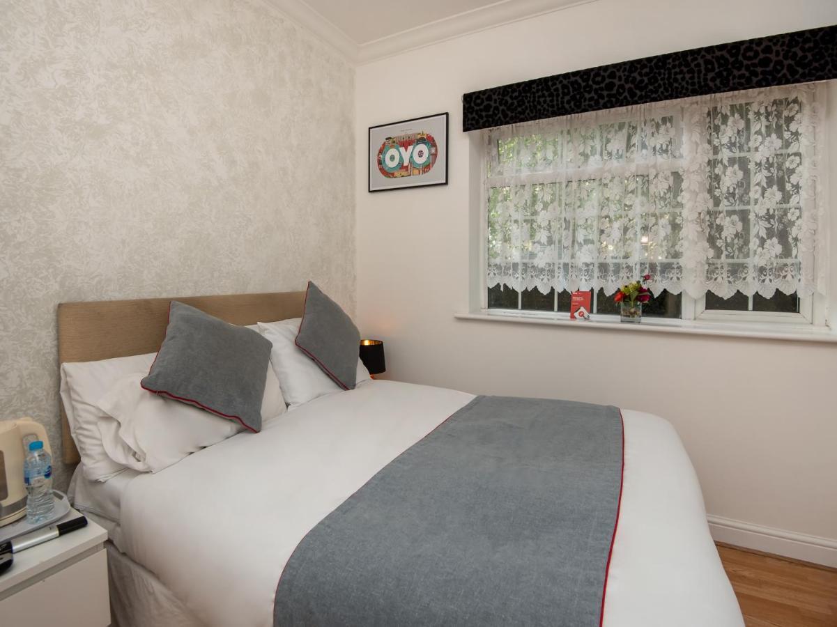 OYO Vale Lodge Windsor Extérieur photo