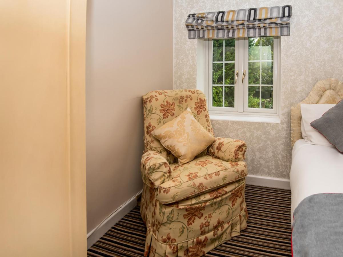 OYO Vale Lodge Windsor Extérieur photo