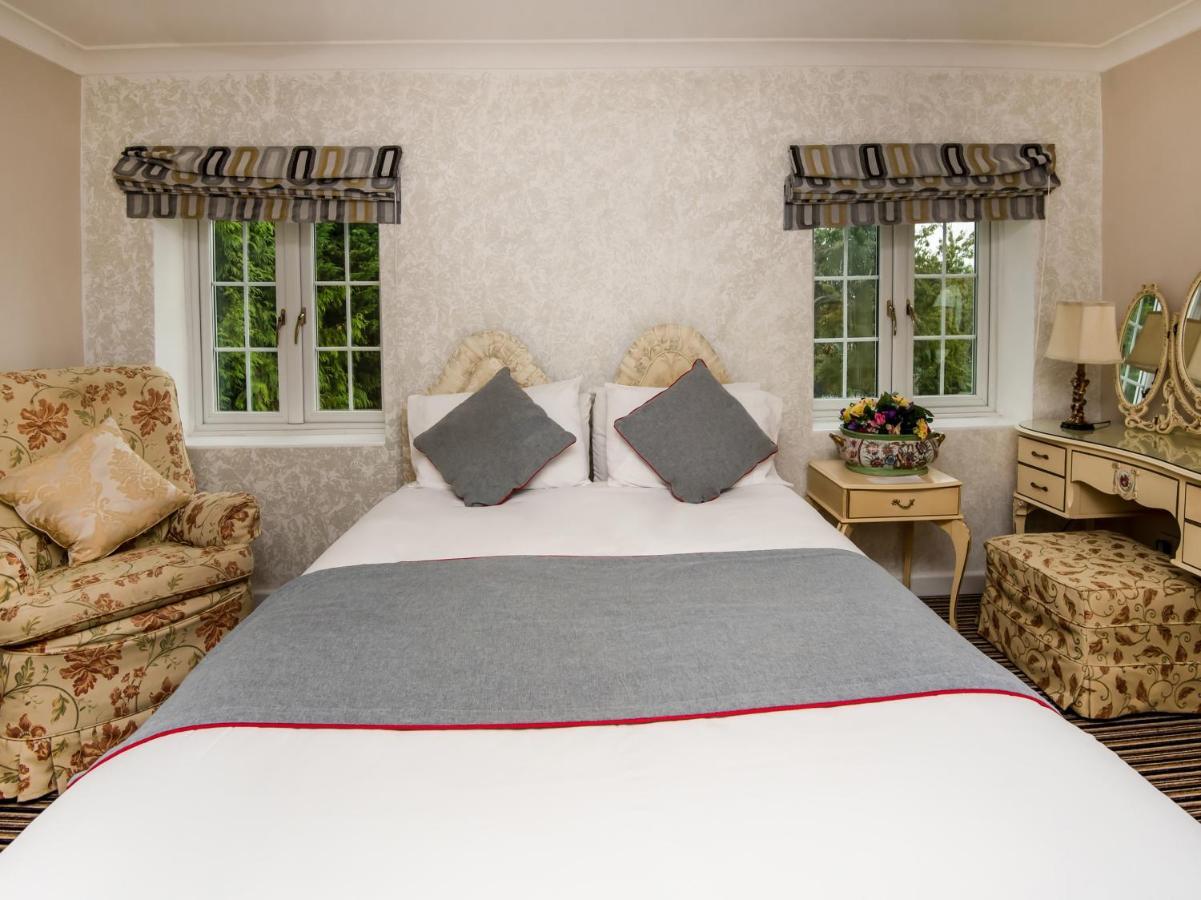 OYO Vale Lodge Windsor Extérieur photo