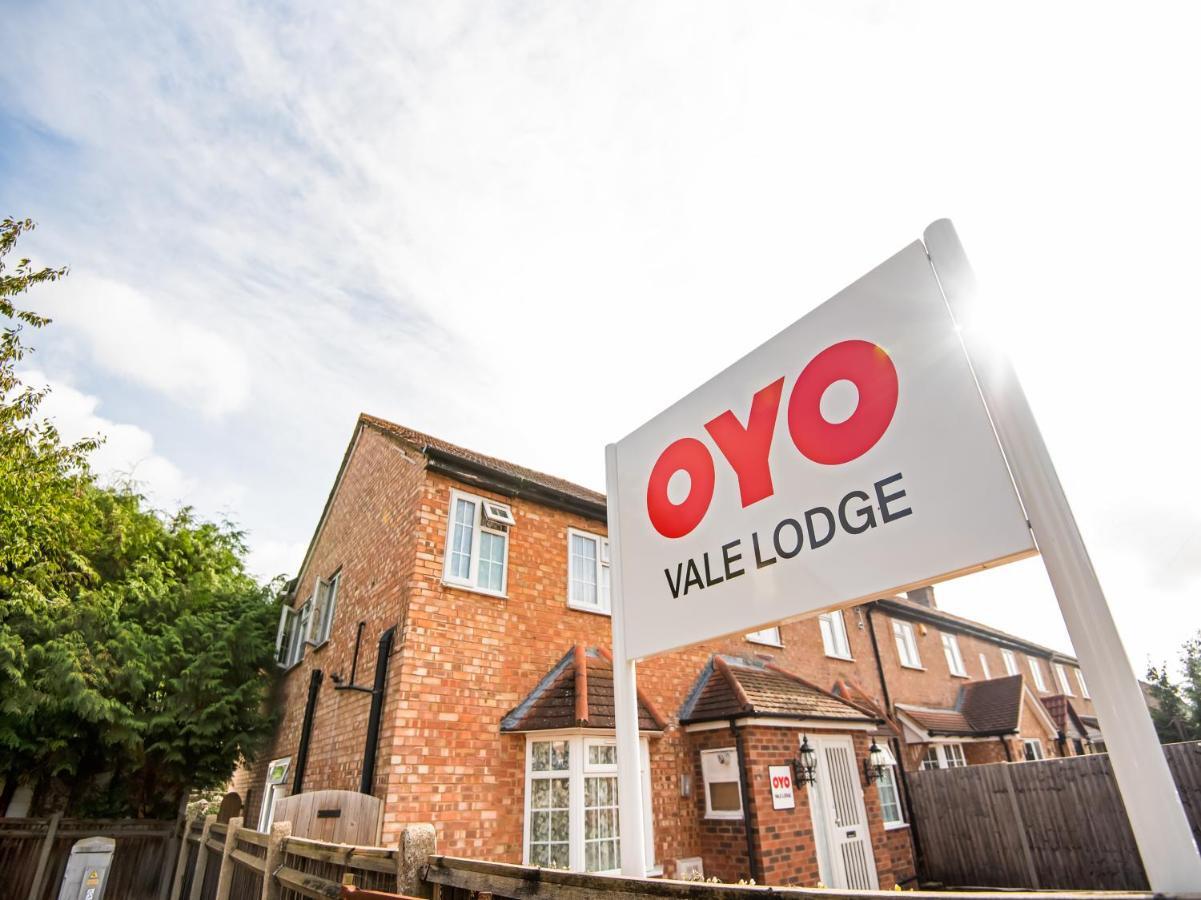 OYO Vale Lodge Windsor Extérieur photo