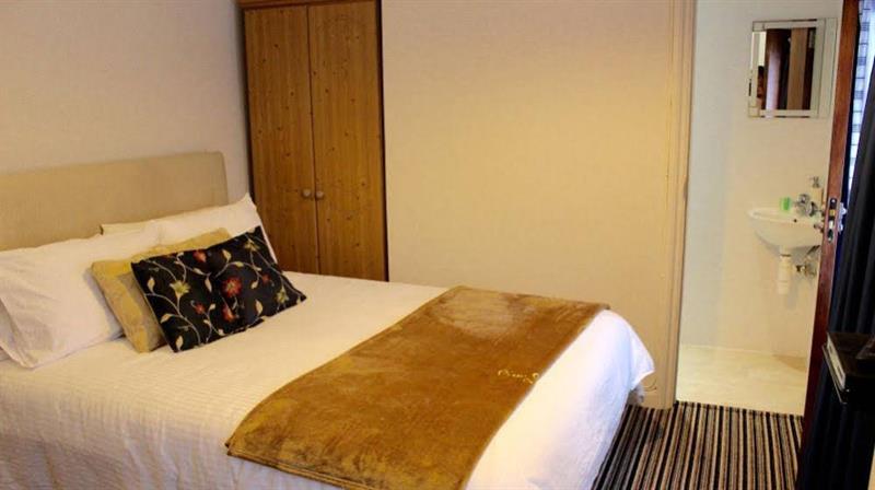 OYO Vale Lodge Windsor Extérieur photo