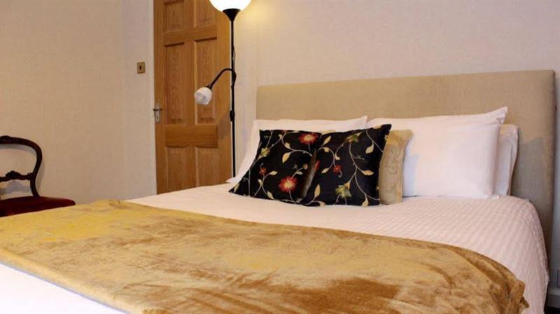 OYO Vale Lodge Windsor Extérieur photo