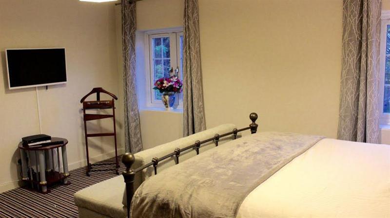 OYO Vale Lodge Windsor Extérieur photo